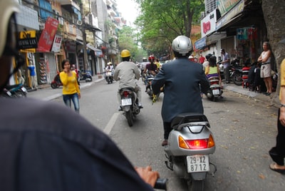 人骑摩托车道路白天
